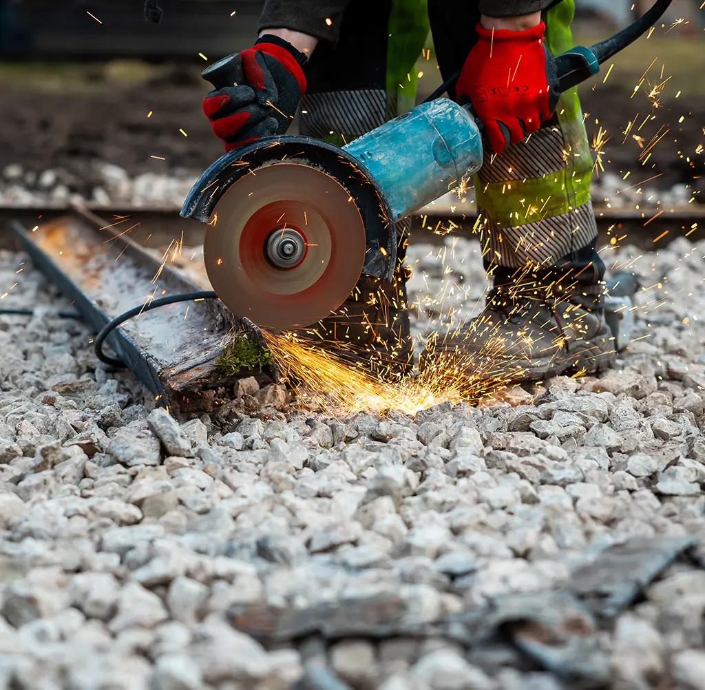 Arbeiter mit Sicherheitsschuhen auf Baustelle